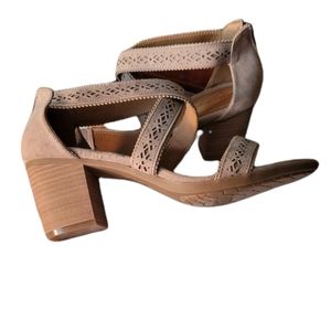 CLOUD WALKER BY AVENUE SIENA STRAPPY SANDAL
